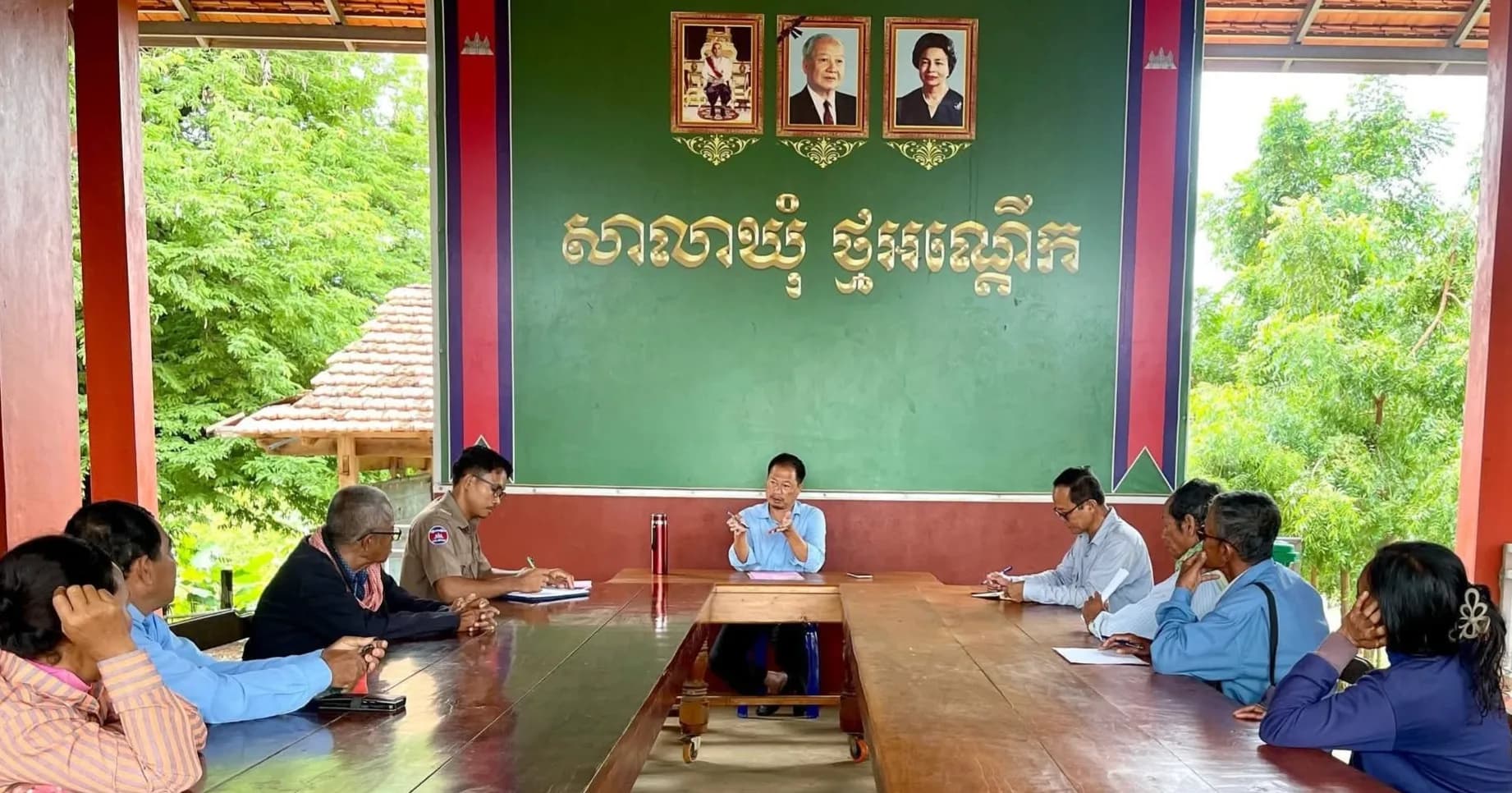 អភិបាលរងស្រុកចិត្របុរី ដឹកនាំក្រុមការងារចុះសម្រុះសម្រួលវិវាទដីធ្លីប្រជាពលរដ្ឋ នៅឃុំថ្មអណ្តើក​  ស្រុកចិត្របុរី ខេត្តក្រចេះ
