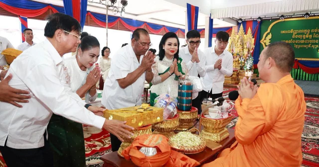 ឯកឧត្តម នាយឧត្តមសេនីយ៍ កិត្តិសង្គហបណ្ឌិត ហ៊ីង ប៊ុនហៀង អគ្គមេបញ្ជាការរង នៃកងយោធពលខេមរភូមិន្ទ បានអញ្ជើញគោរពវិញ្ញាណក្ខ័ន្ធ រាប់បាត្រ បង្សុកូល ឧទ្ទិសកុសល ជូនមាតាបិតា បុព្វេការីជន  និងយុទ្ធមិត្ត  ដែលបានធ្វើពលីកម្ម និងទទួលមរណៈភាព ក្នុងបុព្វហេតុជាតិមាតុភូមិ និងប្រជាជន នៃព្រះរាជាណាចក្រកម្ពុជា
