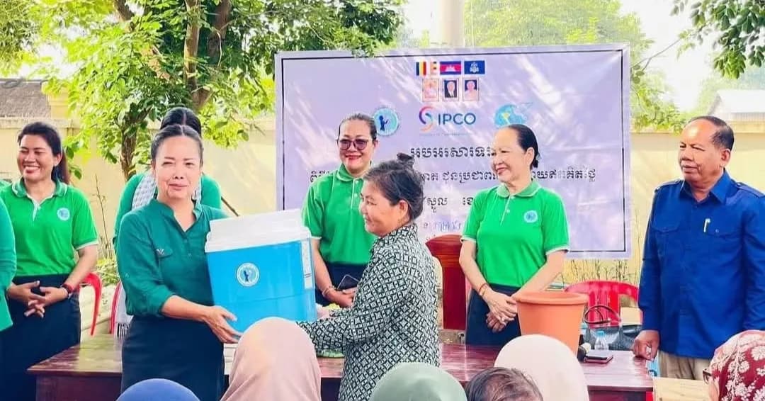 សាខាសមាគមនារីកម្ពុជាដើម្បីសន្តិភាពនិងអភិវឌ្ឍខេត្តក្រចេះ និងចែកជូនធុងចម្រោះទឹកស្អាតជូនដល់បងប្អូនប្រជាពលរដ្ឋក្នុង ឃុំគ្រញូងសែនជ័យ