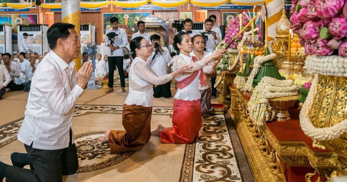 លោកជំទាវបណ្ឌិត ពេជ ចន្ទមុន្នី ហ៊ុនម៉ាណែត រួមជាមួយនឹងលោកឪពុក អ្នកម្តាយ សហការី និងកូនៗសមាជិការបស់ សមាគមកាយឫទ្ធិនារីកម្ពុជា អញ្ជើញកាន់វេនបិណ្ឌទី៨ នៃពិធីបុណ្យកាន់បិណ្ឌ នៅពុទ្ធមណ្ឌលវិបស្សនាធុរៈ នៃព្រះរាជាណាចក្រកម្ពុជា