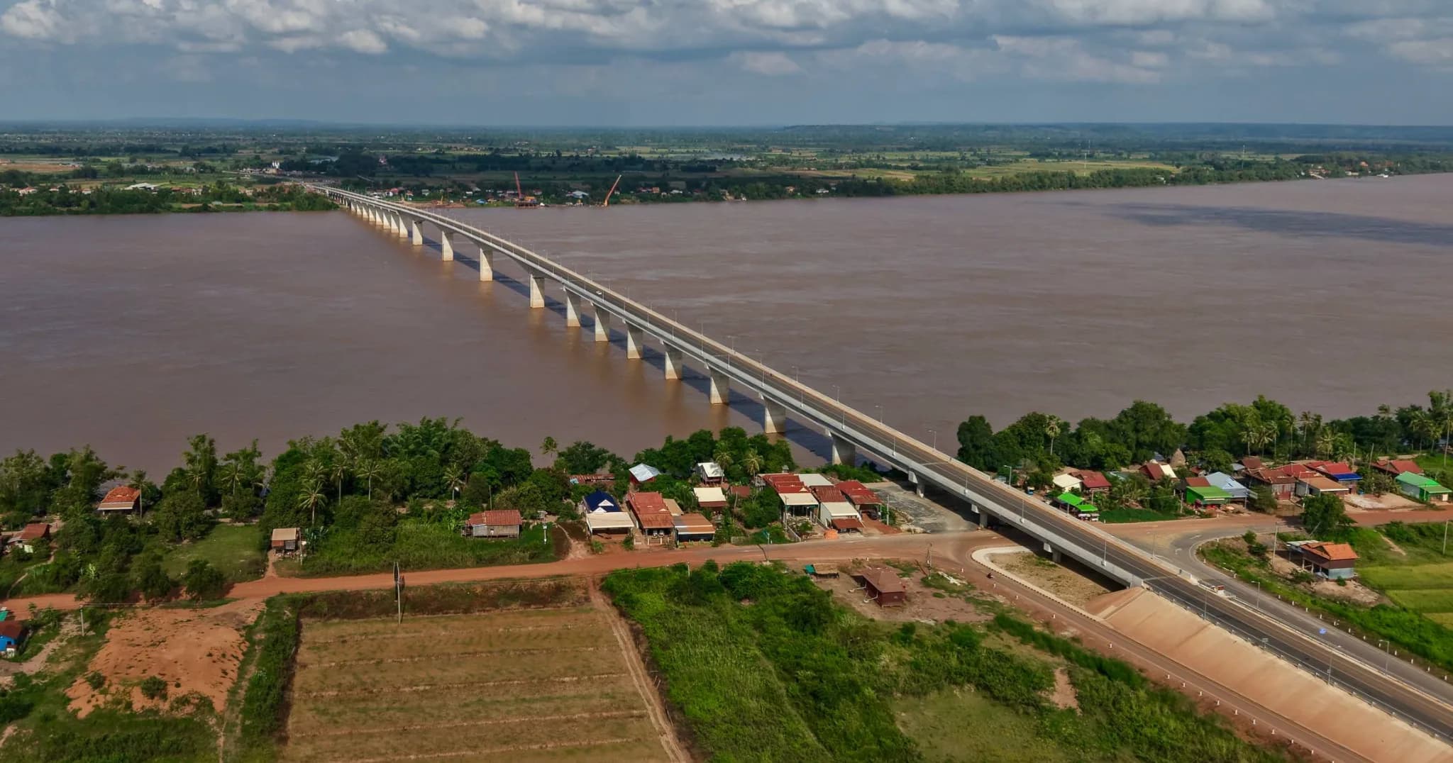 ស្ពានមិត្តភាពកម្ពុជា-ចិន មេគង្គក្រចេះ បាននិងកំពុងរួមចំណែកពង្រឹងបណ្តាញដឹកជញ្ជូនជាតិ និងការតភ្ជាប់រវាងតំបន់កណ្តាល និងភូមិភាគឦសាននៃប្រទេស