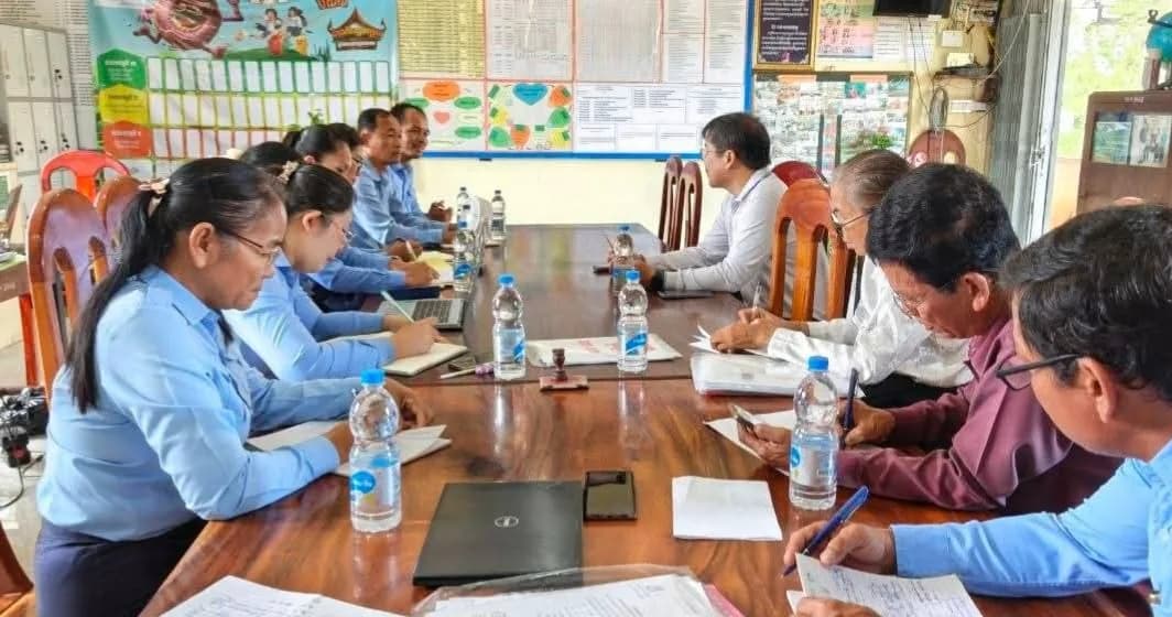 ក្រុមការងារនៃក្រសួងអប់រំ យុវជន និងកីឡា ចុះមកពិនិត្យតាមដាន ការអនុវត្តកម្មវិធីអប់រំបំណិនជីវិតតាមមូលដ្ឋាន នៅសាលាបឋមសិក្សាក្រគរ