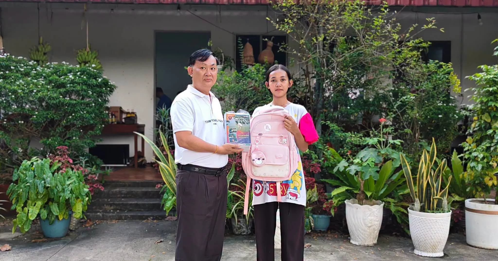 អភិបាលស្រុកព្រៃនប់ ចែកអំណោយជាសម្ភារសិក្សាជូនដល់សិស្សានុសិស្សខ្សត់ខ្សោយម្នាក់ នៃវិទ្យាល័យ ហ៊ុន សែន វាលរេញ