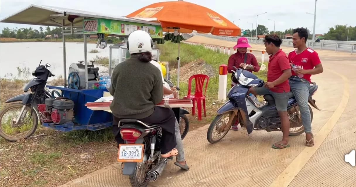 អាជីវករលក់ដូរ សម្តែងភាពសប្បាយរីករាយ ក្រោយមានសមិទ្ធផលស្ពានមិត្តភាពកម្ពុជា-ចិន មេគង្គក្រចេះ ដែលបានជួយសម្រួលដល់ការធ្វើដំណើរទៅមក និងលើកកម្ពស់ជីវភាពគ្រួសាររបស់ពួកគាត់ កាន់តែប្រសើរជាងមុន