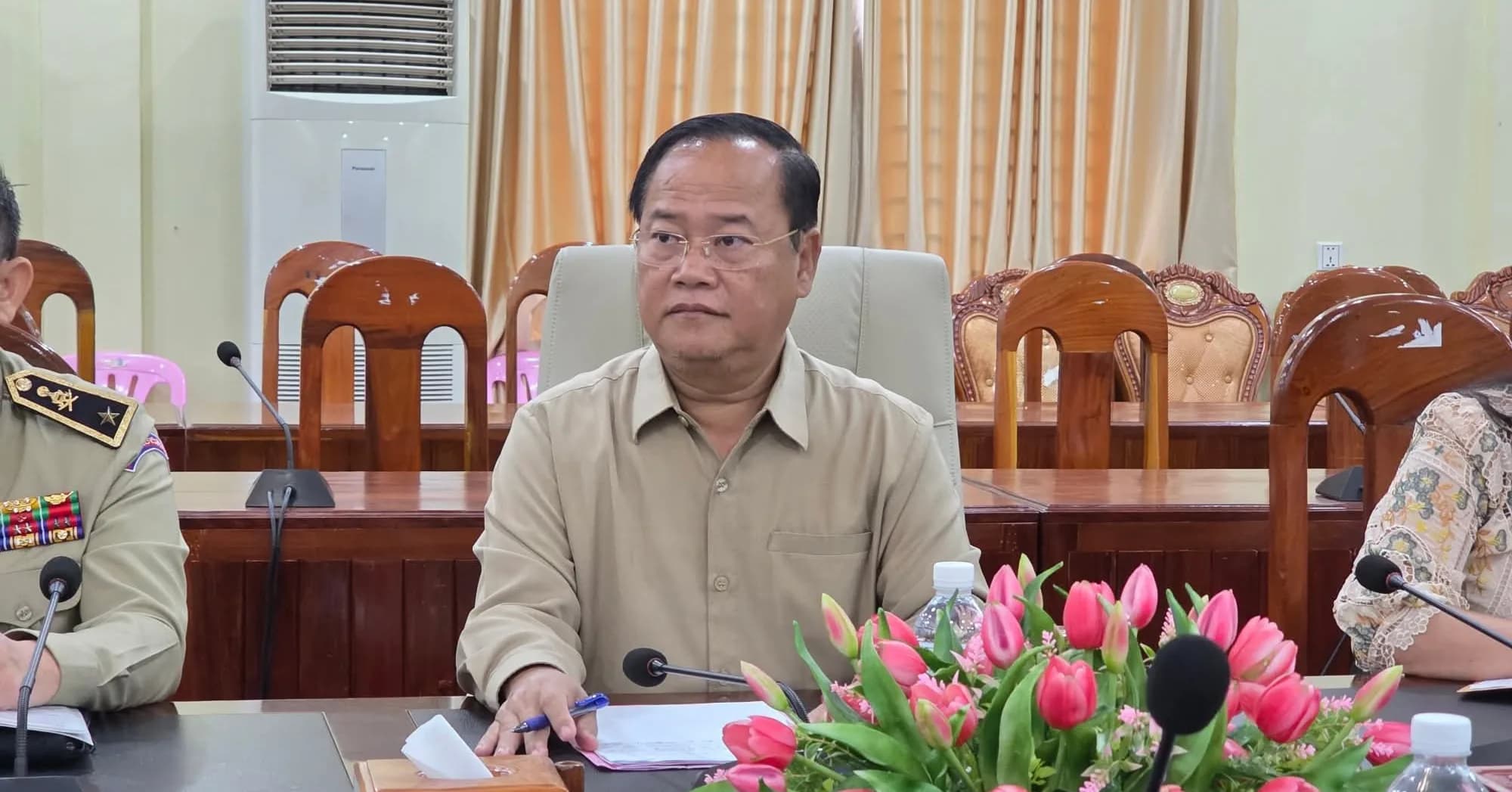 លោក ម៉ែន វណ្ណា អភិបាលរងខេត្តក្រចេះ និងជាប្រធានលេខាធិការដ្ឋាននៃគណៈកម្មាធិការគ្រប់គ្រងគ្រោះមហន្ដរាយខេត្ត អញ្ជើញជួបប្រជុំពិភាក្សាជាមួយក្រុមការងារទីប្រឹក្សាបច្ចេកទេស UNDP
