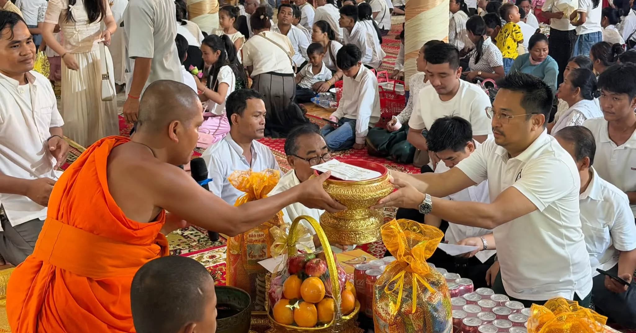 សហភាពសហពន្ធ័យុវជនកម្ពុជាវិស័យព័ត័មាន បានប្រគេនទេយ្យវត្ថុ និងបច្ច័យមួយចំនួន ដល់ព្រះសង្ឃគង់នៅវត្តភ្នំប្រសិទ្ធត្រៃត្រឹង្ស និងវត្តភ្នំប្រសិទ្ធិក្រោម