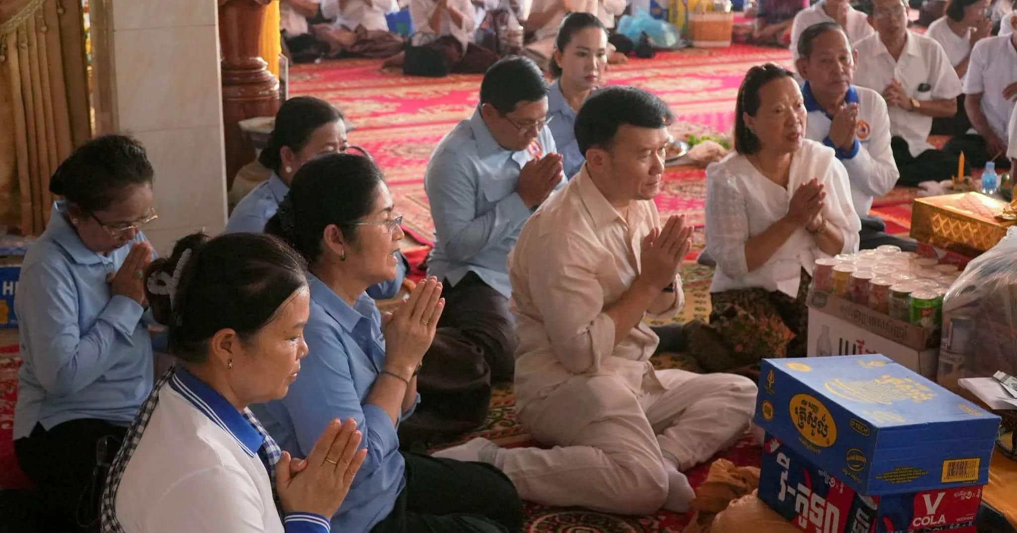 ឯកឧត្តម ជុំ កុសល ប្រធានក្រុមការងាររាជរដ្ឋាភិបាលចុះមូលដ្ឋានស្រុកឆ្លូង  នឹងក្រុមការងារ បាននាំយកទេយ្យទាន ទេយ្យវត្ថុ រួមនិងបច្ច័យមួយចំនួនប្រគេនព្រះសង្ឃ ក្នុងពិធីបុណ្យកាន់បិណ្ឌ និងភ្ជុំបិណ្ឌ ចំនួន២វត្ត  ក្នុងឃុំខ្សាច់អណ្តែត ស្រុកឆ្លូង ខេត្តក្រចេះ