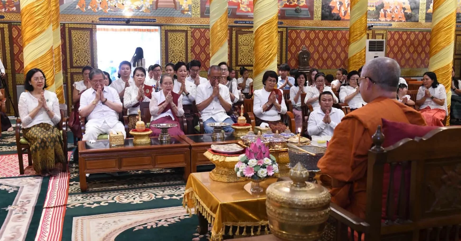 ឯកឧត្តម ខៀវ កាញារីទ្ធ និងលោកជំទាវ អញ្ជើញចូលរួមកាន់បិណ្ឌវេនទី៧ នៅវត្តលង្កា