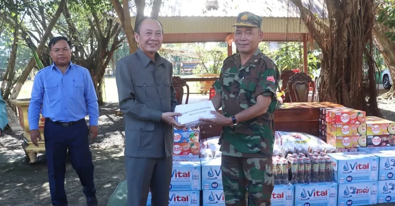 ឯកឧត្តមអភិបាលខេត្តក្រចេះ ចុះសួរសុខទុក្ខ និងឧបត្ថម្ភសម្ភារ ថវិកា ដល់កងកម្លាំងការពារព្រំដែនគោកក្នុងស្រុកស្នួល មុនឱកាសបុណ្យភ្ជុំបិណ្ឌ