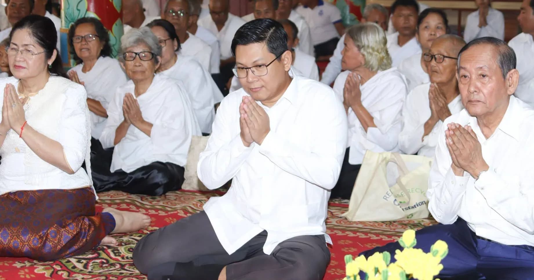 ក្រុមការងាររាជរដ្ឋាភិបាលចុះមូលដ្ឋានស្រុកឆ្លូង នាំយកទៀនព្រះវស្សា និងទេយ្យវត្ថុ ទៅវេរប្រគេនព្រះសង្ឃគង់ចាំព្រះវស្សាចំនួន ២៤វត្ត ស្ថិតនៅក្នុងស្រុកឆ្លូង ខេត្តក្រចេះ