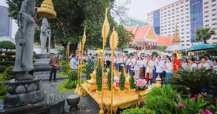 ថ្នាក់ដឹកនាំ មន្រ្តីរាជការនៃក្រសួងព័ត៌មាន អញ្ជើញរៀបចំពិធីអភិសេករូបបដិមាព្រះវិស្ណុ និងព្រះនាងឥន្ទ្រទេវី នៅសួនច្បារជ័យមង្គលព័ត៌មាន