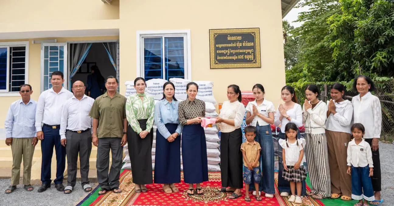 លោកជំទាវបណ្ឌិត ពេជ ចន្ទមុន្នី ហ៊ុនម៉ាណែត អញ្ជើញមកប្រគល់ផ្ទះថ្មី ចំនួន ៦ខ្នង ដែលជាអំណោយដ៏ថ្លៃថ្លារបស់ សម្តេចធិបតី និងលោកជំទាវបណ្ឌិតផ្ទាល់ ជូនដល់ក្រុមគ្រួសាររបស់វីរកងទ័ពពលី រស់នៅក្នុងខេត្តកំពង់ស្ពឺ