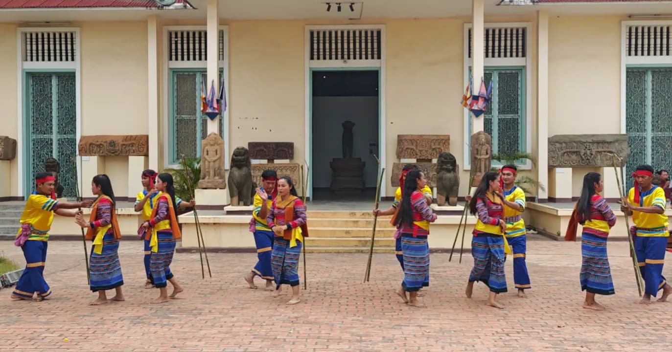 របាំបញ្ជាន់ស្រូវ គឺជារបាំប្រជាប្រិយមួយ ដែលឆ្លុះបញ្ចាំងពីទិដ្ឋភាពជីវភាពសហគមន៍កសិករ  និងភាពសប្បាយរីករាយ ក្នុងរដូវប្រមូលផល