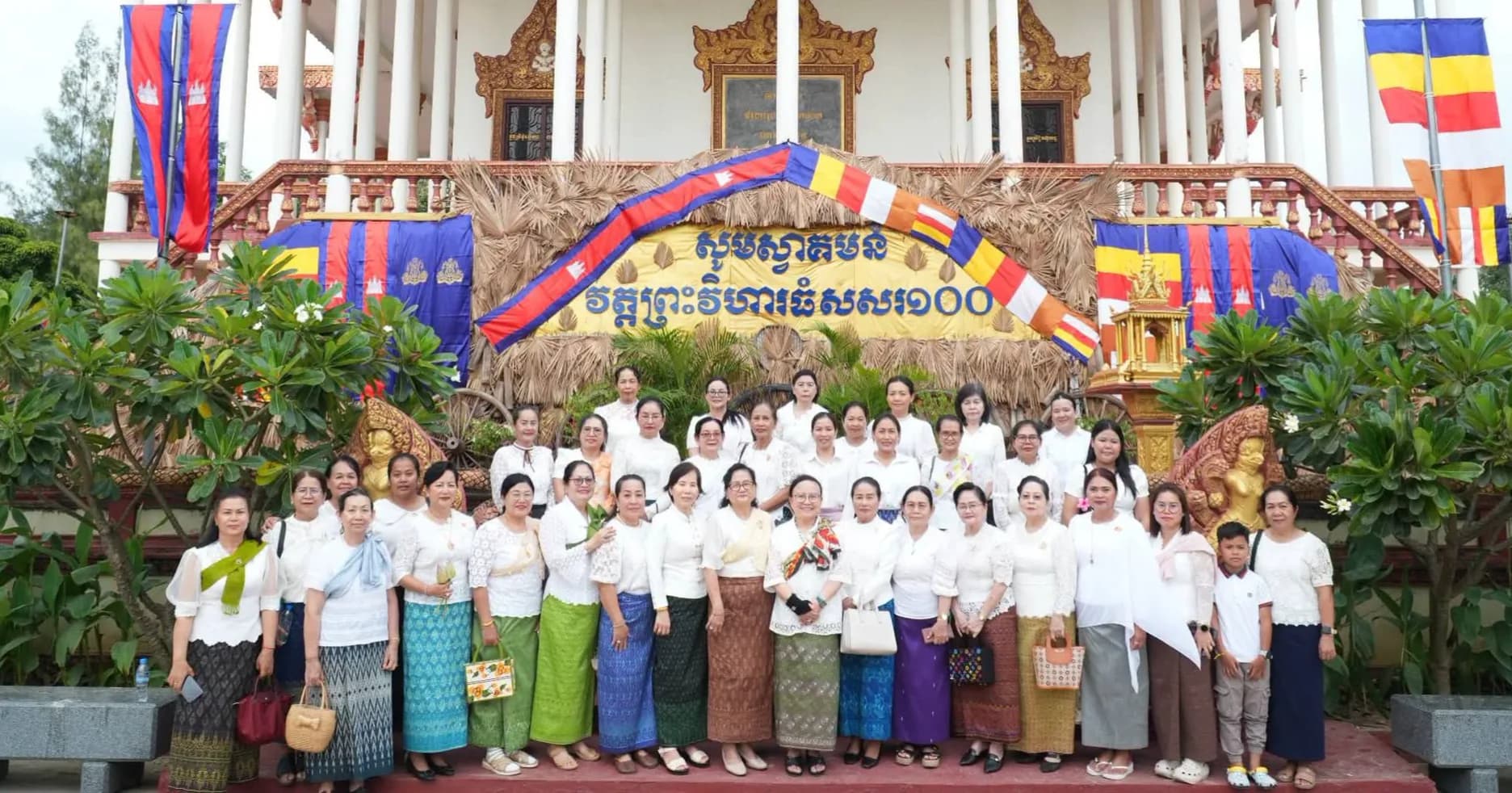 ថ្នាក់ដឹកនាំក្រសួងព័ត៌មាន កាន់បិណ្ឌវេនទី៥ នៅវត្តព្រះវិហារធំសសរ១០០ ស្រុកសំបូរ ខេត្តក្រចេះ