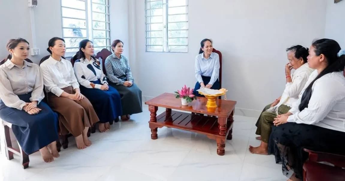 លោកជំទាវបណ្ឌិត ពេជ ចន្ទមុន្នី ហ៊ុនម៉ាណែត អញ្ជើញប្រគល់ផ្ទះថ្មី ចំនួន ៦ខ្នង ដែលជាអំណោយដ៏ថ្លៃថ្លារបស់ សម្តេចធិបតី និងលោកជំទាវបណ្ឌិតផ្ទាល់ ជូនដល់ក្រុមគ្រួសារនៃវីរកងទ័ពពលី រស់នៅក្នុងទឹកដីខេត្តតាកែវ