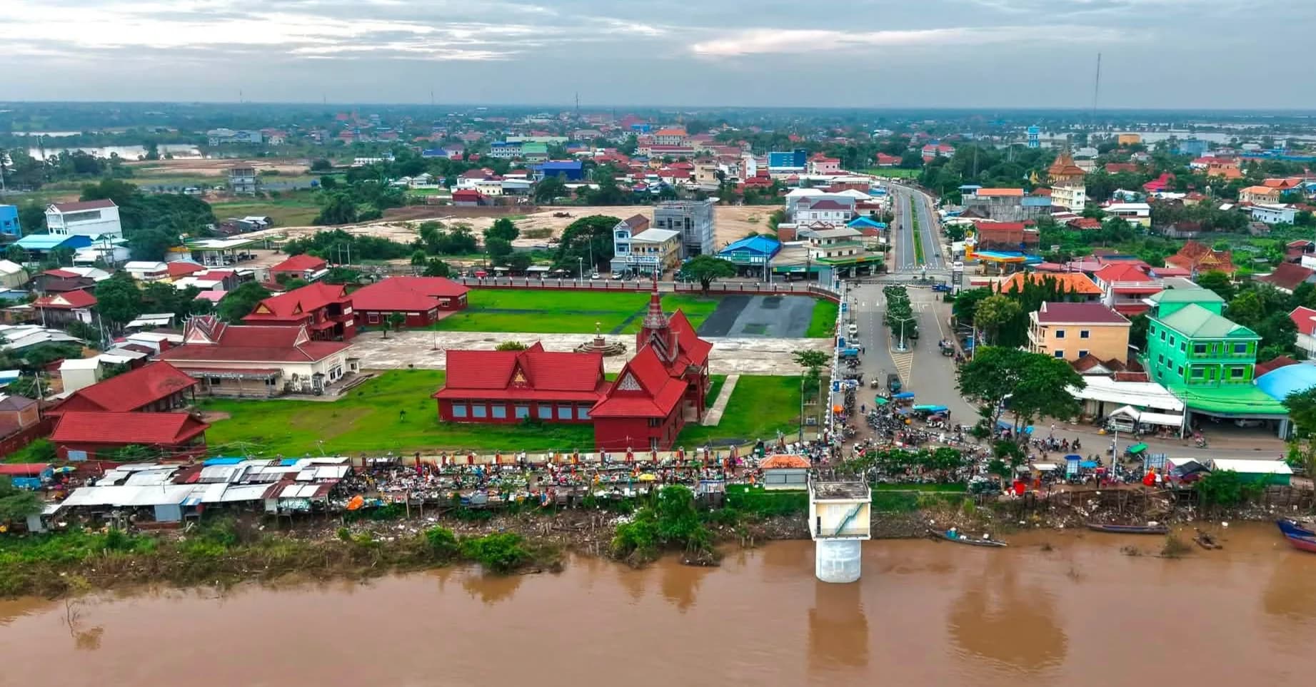 ទីតាំងចំណុចផែលើ ជាកន្លែងពេញនិយមរបស់ប្រជាពលរដ្ឋក្នុង ក្រុងក្រចេះ ខេត្តក្រចេះ  ប្រមូលផ្តុំទិញ លក់ផលិតផលរបស់ខ្លួន ដើម្បីចែកចាយបន្តទៅកាន់កន្លែងផ្សេងទៀត ដែលចាប់ពីវេលាទៀបភ្លឺ រហូតដល់ពេលព្រឹក