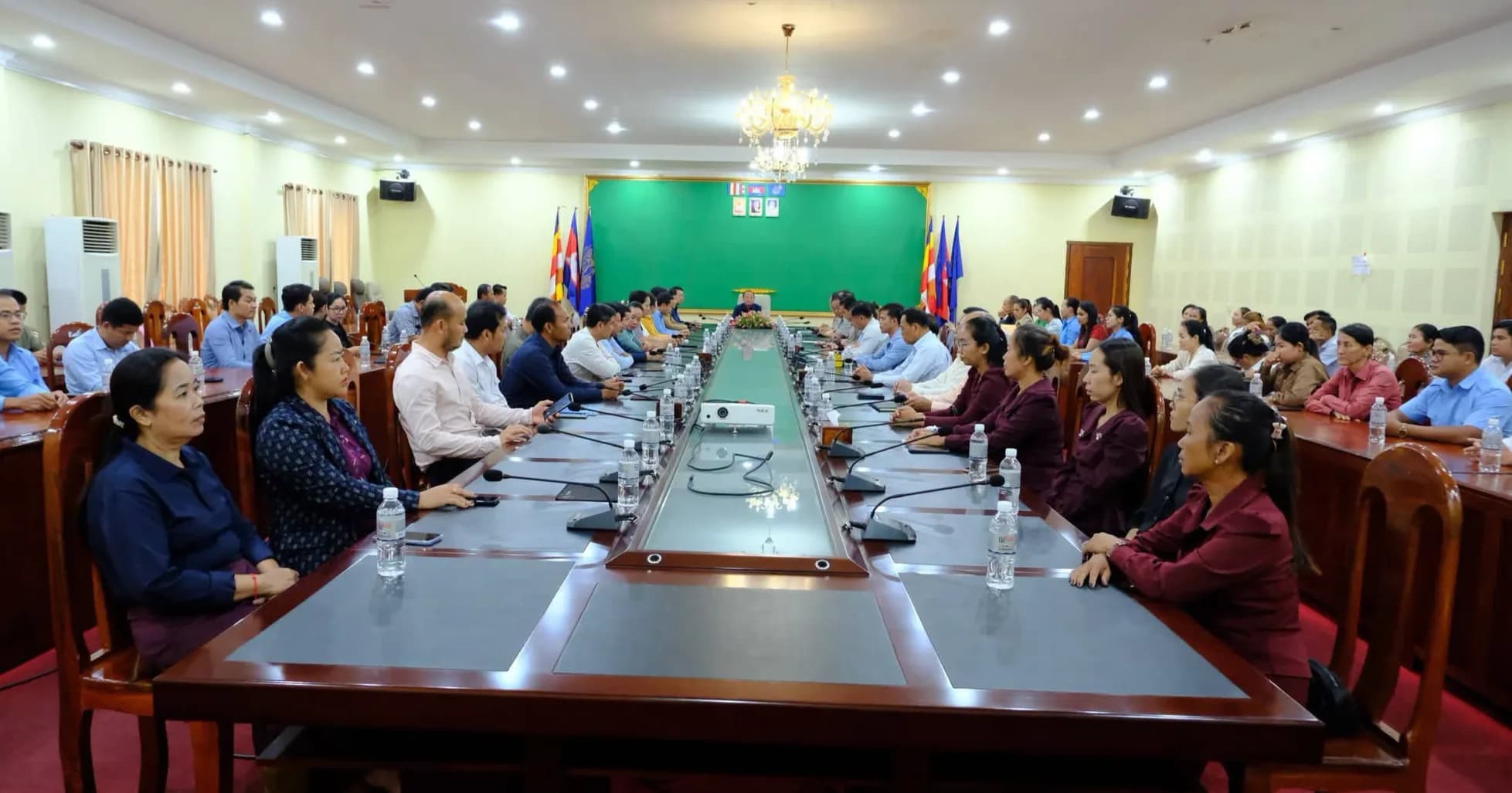 ឯកឧត្តម វ៉ា ថន អញ្ជើញជួបសំណេះសំណាល ជាមួយថ្នាក់ដឹកនាំ មន្ត្រីរាជការ និងមន្ត្រីជាប់កិច្ចសន្យា នៅក្នុងសាលាខេត្តក្រចេះ