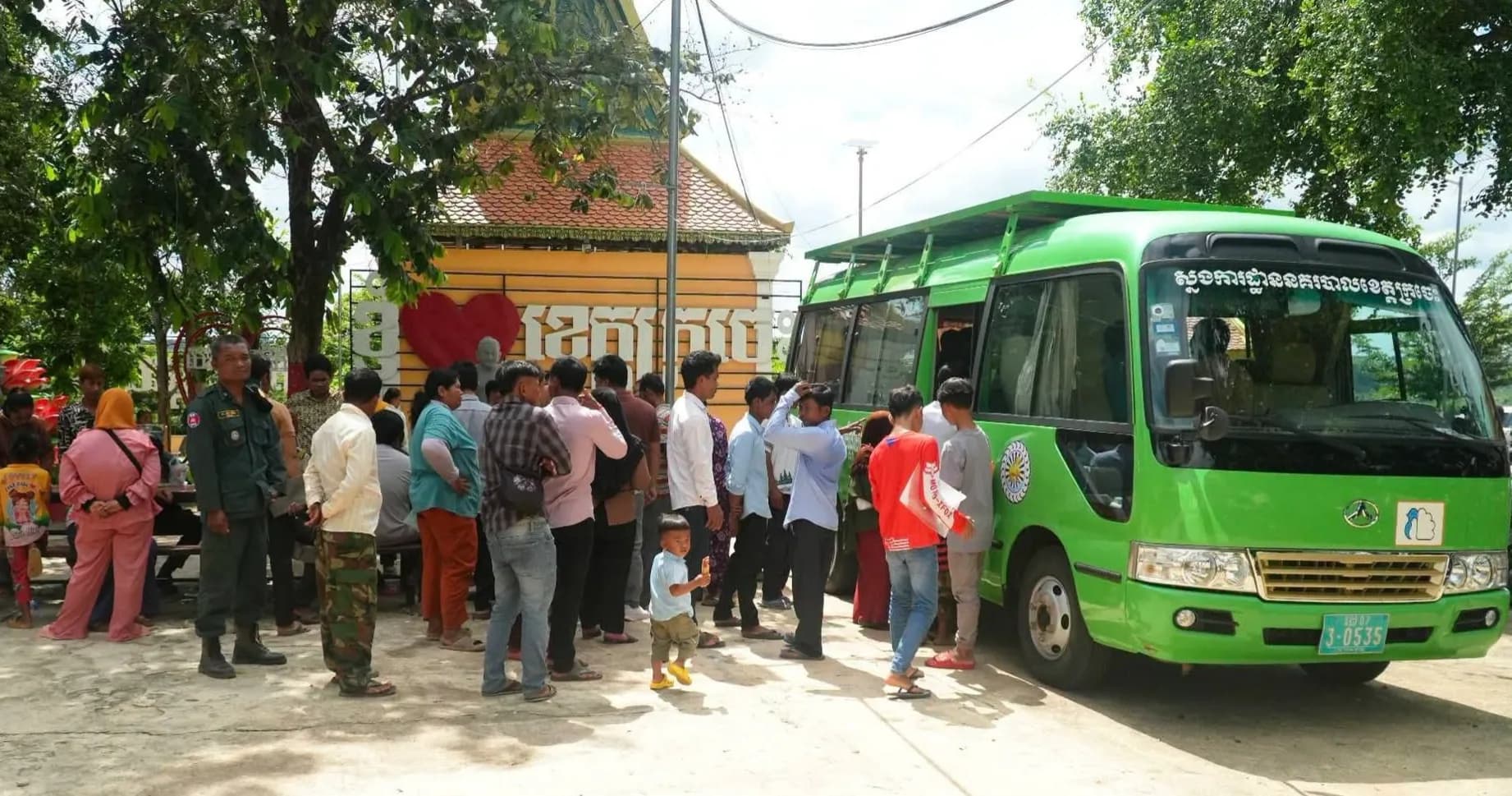 កម្លាំងជំនាញអត្តសញ្ញាណកម្មនៃស្នងការដ្ឋាននគរបាលខេត្តក្រចេះ ប្រើប្រាស់រថយន្តចល័ត សហការជាមួយផែនជំនាញស្រុក ចុះផ្តល់អត្តសញ្ញាណបណ្ណសញ្ជាតិខ្មែរ ជូនប្រជាពលរដ្ឋស្ថិតក្នុងភូមិព្រៃគោ ឃុំដំរីផុង ស្រុកឆ្លូង ខេត្តក្រចេះ