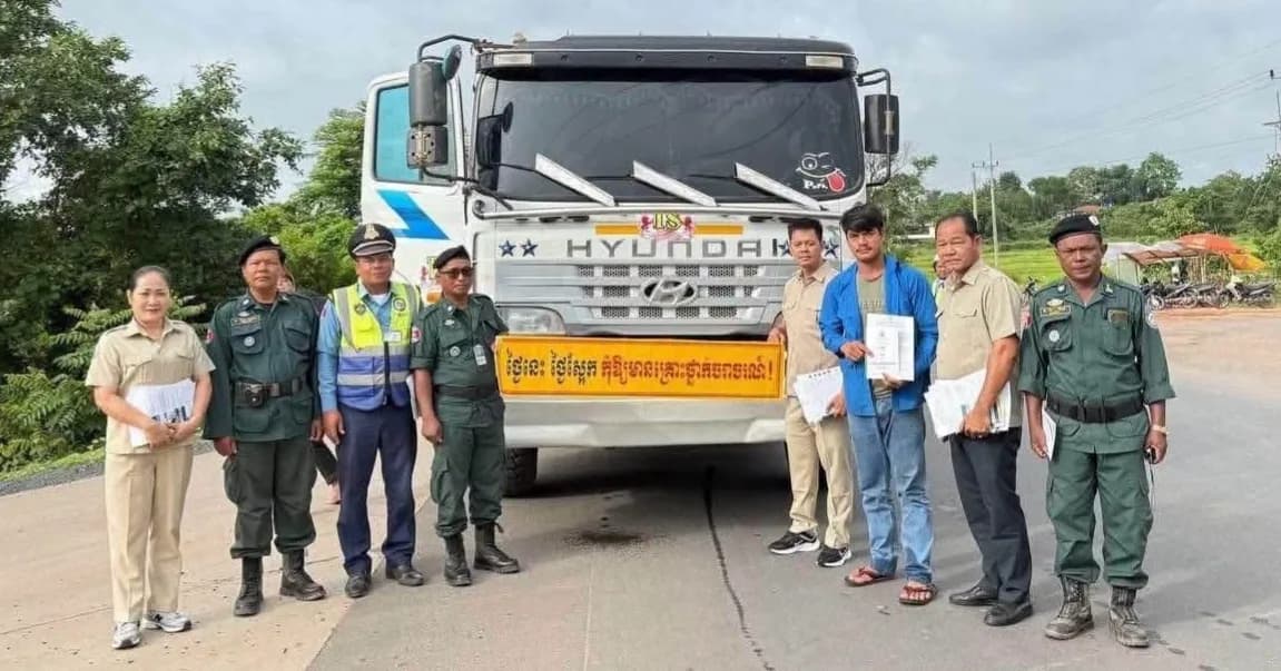 ការិយាល័យសុវត្ថិភាពចរាចរណ៍ផ្លូវគោក នៃមន្ទីរសាធារណការ និងដឹកជញ្ជូនខេត្តក្រចេះ ចុះអប់រំផ្សព្វផ្សាយ ចែកខិត្តបណ្ណ និងឯកសារនានាមួយចំនួនពាក់ព័ន្ធនឹងសុវត្ថិភាពជូនប្រជាពលរដ្ឋ ក្នុងឃុំគោលាប់ ស្រុកចិត្របុរី