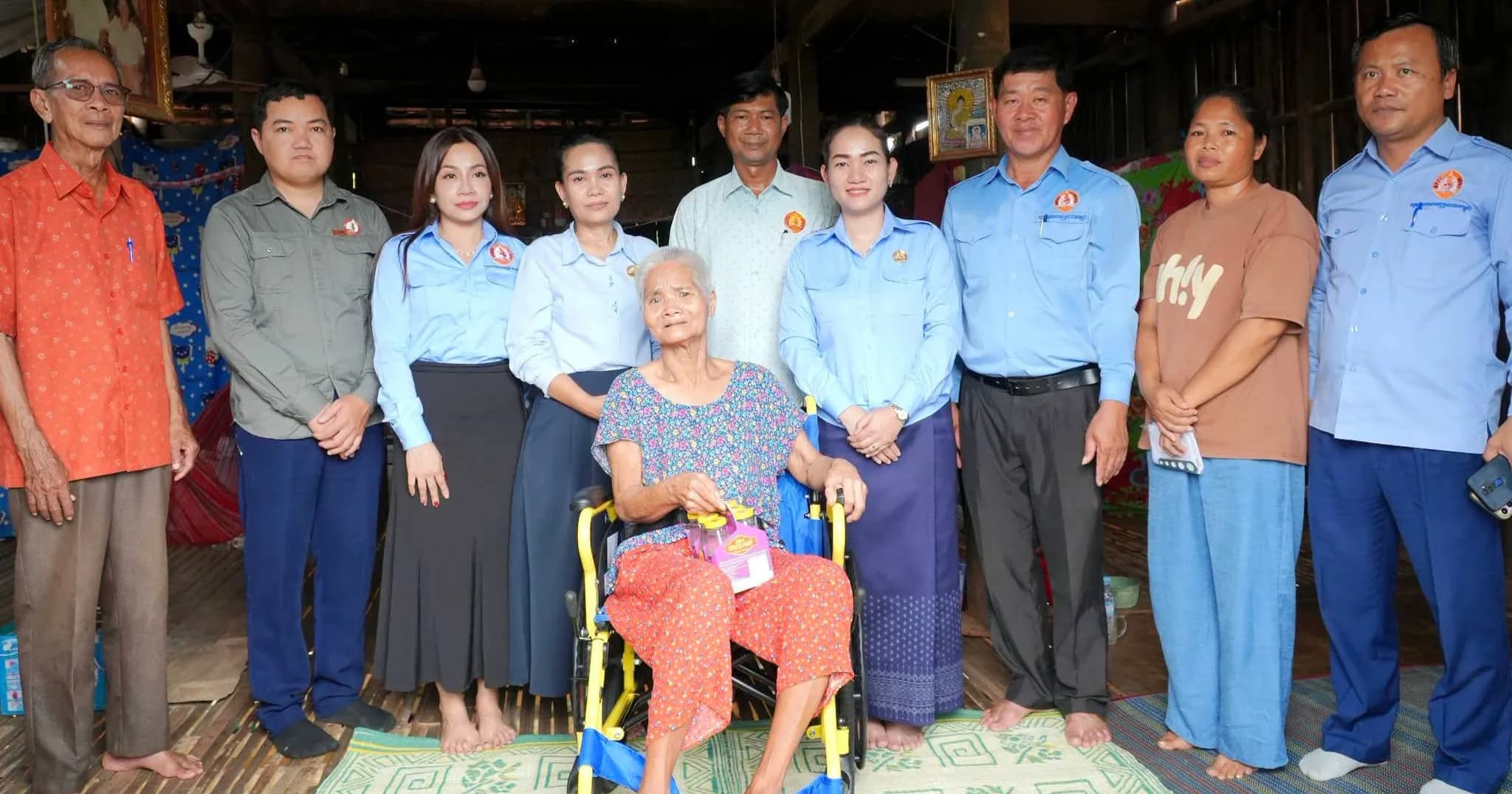 លោកជំទាវ ទេស ផល្លីន ប្រធានក្រុមការងារថ្នាក់កណ្តាលចុះមូលដ្ឋានឃុំជ្រោយបន្ទាយ បានអញ្ជើញចុះសួរសុខទុក្ខ និងនាំយករទេះរុញជូនដល់ចាស់ជរាជួបការលំបាក ក្នុងឃុំជ្រោយបន្ទាយ ស្រុកព្រែកប្រសព្វ ខេត្តក្រចេះ