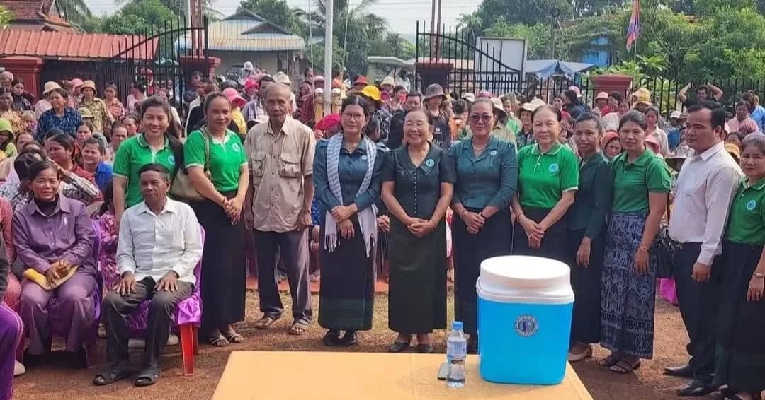 សាខាសមាគមនារីកម្ពុជា ដើម្បីសន្តិភាព និងអភិវឌ្ឍន៍ខេត្តក្រចេះ ចែកជូននូវធុងចម្រោះទឹកស្អាត ជូនដល់បងប្អូនប្រជាពលរដ្ឋនៅឃុំឃ្សឹម និងឃុំ២ធ្នូ ស្រុកស្នួល