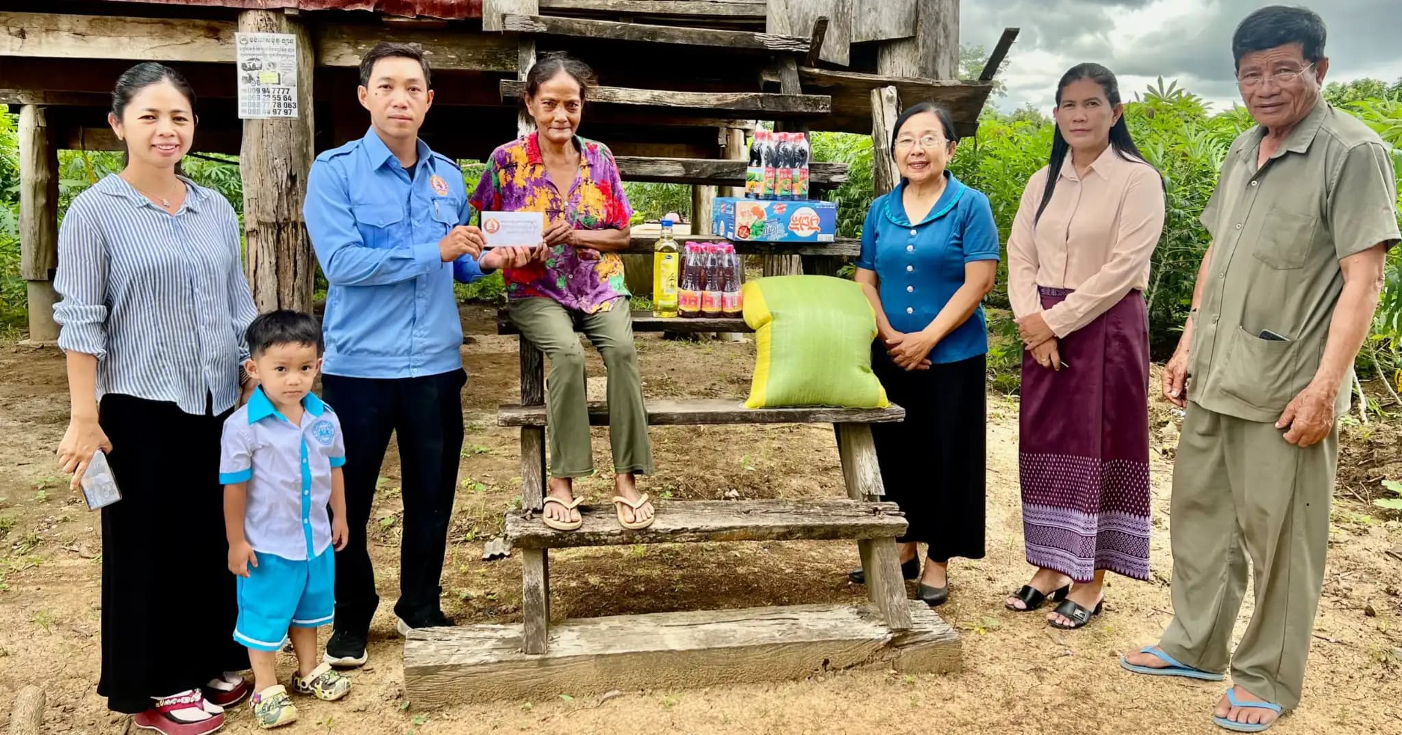 ក្រុមការងារគណបក្សថ្នាក់កណ្តាលចុះមូលដ្ឋានឃុំគោលាប់ នាំអំណោយចែកជូនដល់ចាស់ជរាគ្មានទីពឹង ៤គ្រួសារ ក្នុងឃុំគោលាប់ ស្រុកចិត្របុរី ខេត្តក្រចេះ
