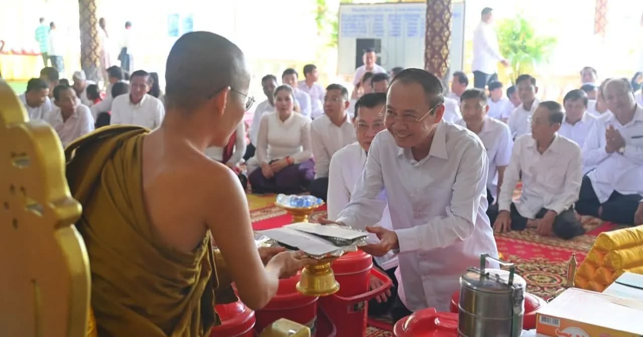 ថ្នាក់ដឹកនាំខេត្តក្រចេះ និងមន្រ្តីរាជការ ពុទ្ធបរិស័ទ អញ្ជើញសូត្រមន្ត បង្សកូល រាប់បាត្រ និងវេរភត្តឆ្លង កាន់វេនបិណ្ឌទី៦ នៅវត្តផល្លារាម (ហៅវត្តទួលមនោរម្យ ស្ថិតនៅភូមិទួលមនោរម្យ សង្កាត់ក្រគរ ក្រុងក្រចេះ