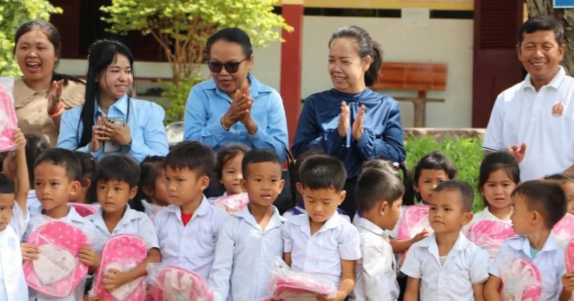 លោកជំទាវ ខាំ សុភាព អភិបាលរងខេត្ត និងលោកស្រី យិន សូម៉ា អនុប្រធានមន្ទីរអប់រំ យុវជន និងកីឡាខេត្ត និងតំណាងអង្គការភូមិកុមារSOS បានចុះសួរសុខទុក្ខសិស្សានុសិស្សសាលាមត្តេយ្យសិក្សាសហគមន៍អូរគគី និងអនុវិទ្យាល័យអញ្ចាញ ស្ថិតក្នុងឃុំដារ ស្រុកចិត្របុរី ខេត្តក្រចេះ
