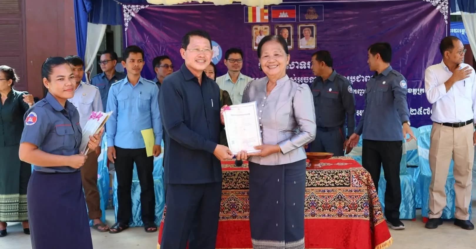 លោក ហេង សុថា អភិបាលរងខេត្តក្រចេះ អញ្ជើញជាអធិបតីក្នុងពិធីចែកវិញ្ញាបនបត្រសម្គាល់ម្ចាស់អចលនវត្ថុជូនប្រជាពលរដ្ឋស្ថិតនៅក្នុង ឃុំកញ្ជរ ស្រុកឆ្លូង ខេត្តក្រចេះ