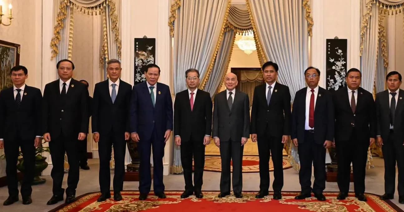 ព្រះបាទសម្តេចព្រះបរមនាថ ព្រះមហាក្សត្រនៃព្រះរាជាណាចក្រកម្ពុជា សព្វព្រះរាជហឬទ័យប្រោសព្រះរាជទាន ឯកឧត្តម ប្រធានតុលាការកំពូលនៃព្រះរាជាណាចក្រកម្ពុជា ឯកឧត្តម ប្រធានតុលាការកំពូលនៃ សាធារណរដ្ឋសង្គមនិយមវៀតណាម និងឯកឧត្តម ប្រធានតុលាការកំពូលនៃសាធារណរដ្ឋ ប្រជាធិបតេយ្យប្រជាមានិតឡាវ ចូលក្រាបថ្វាយបង្គំគាល់