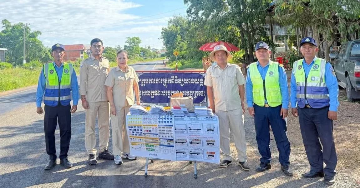 ការិយាល័យសុវត្ថិភាពចរាចរណ៍ផ្លូវគោក ចុះអប់រំផ្សព្វផ្សាយ ចែកខិត្តបណ្ណ ជូនប្រជាពលរដ្ឋតាមបណ្តោយផ្លូវជាតិលេខ៧៣ ស្រុកឆ្លូង ខេត្តក្រចេះ