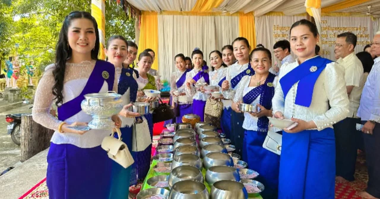 លោកជំទាវ ហឹង ណារី វ៉ា ថន អញ្ជើញរាប់បាត្រវេនកាន់បិណ្ឌទី៦ នៅវត្តភ្នំព្រះ ស្រុកឆ្លូង ខេត្តក្រចេះ