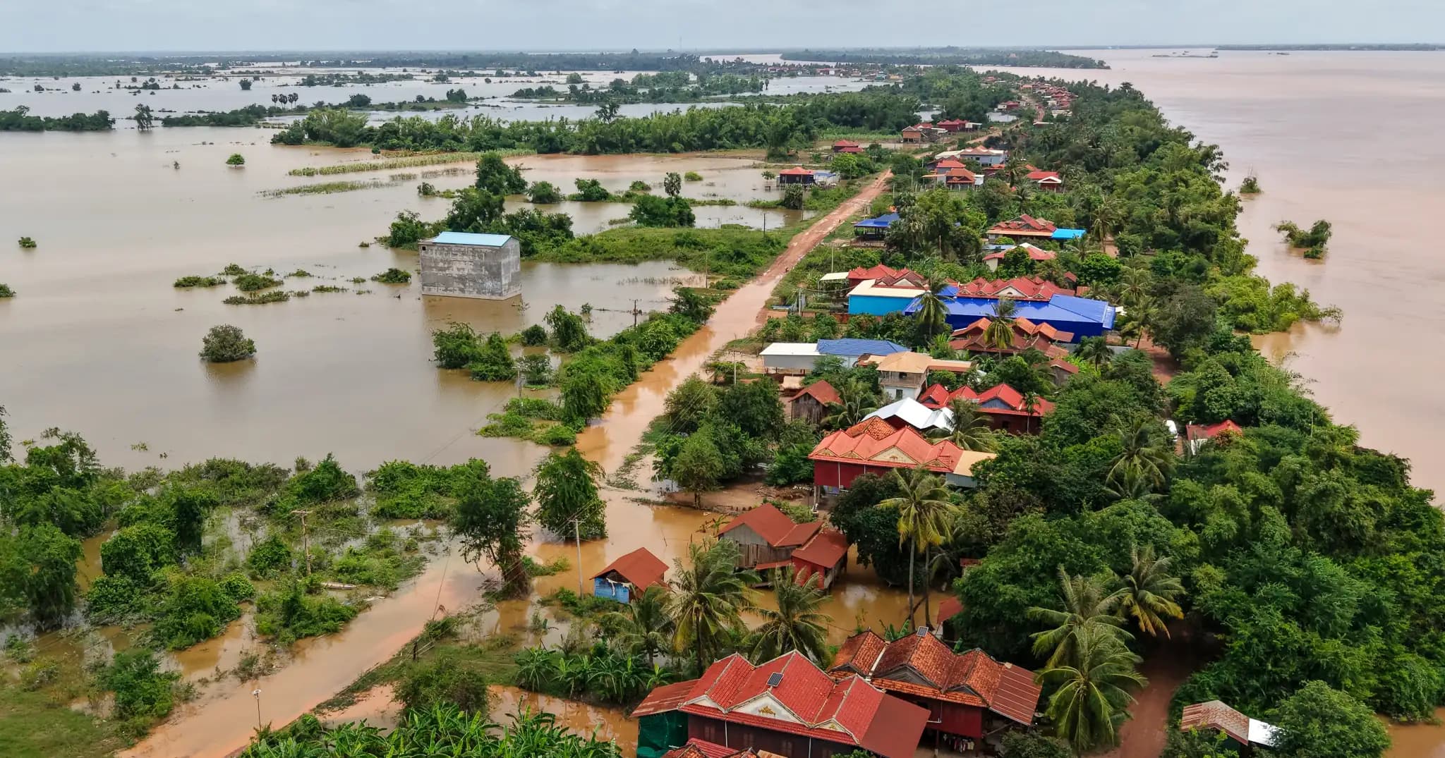 កំណាត់ផ្លូវលេខ២៧៩ ចំណុចភូមិព្រែកព្រលូង ឃុំសោប ស្រុកព្រែកប្រសព្វ ខេត្តក្រចេះ បានជន់លិចដោយទឹកជំនន់ទន្លេមេគង្គ តែអាចធ្វើដំណើរផ្លូវវាងមាត់ទន្លេបាន