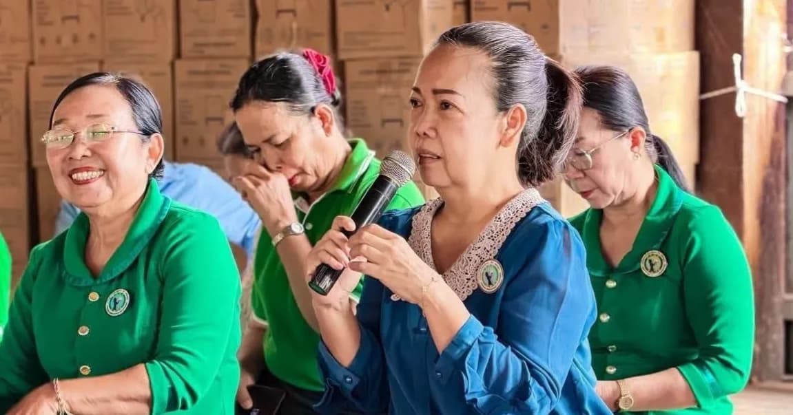 លោកជំទាវ ខាំ សុភាព អភិបាលរងខេត្តក្រចេះ និងជាប្រធានសាខាសមាគមនារីកម្ពុជា អញ្ជើញជួបសំណេះសំណាលសួរសុខទុក្ខ និងចែកជូននូវចង្រ្កានសន្សំសំចៃខ្ពស់ ជូនបងប្អូនប្រជាពលរដ្ឋក្រីក្រ និងចាស់ជរា នៅក្នុងឃុំសំបុក