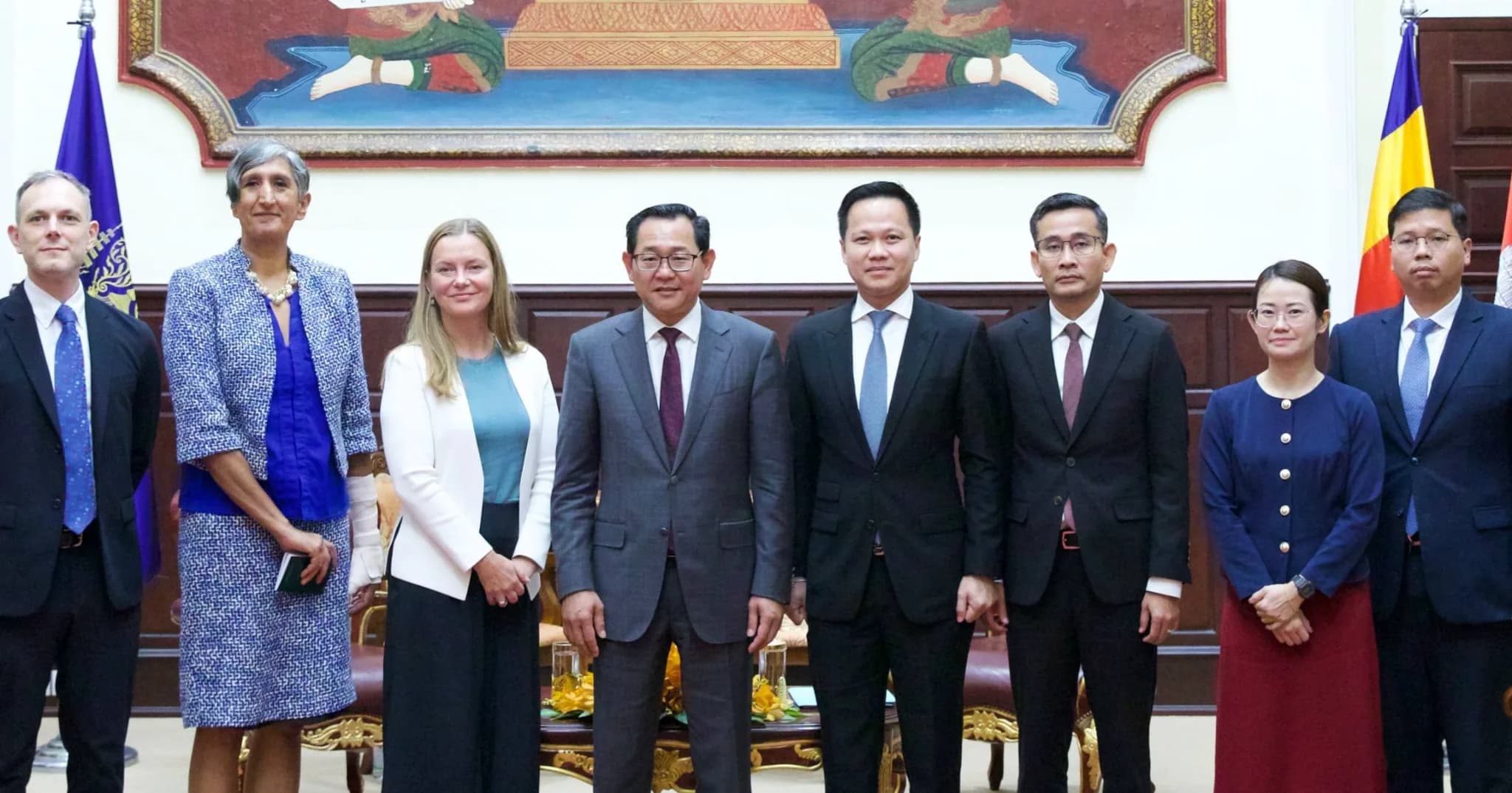 ឯកឧត្តមឧបនាយករដ្ឋមន្ត្រី កើត រិទ្ធ បញ្ជាក់ប្រាប់ភារធារីស្ថានទូតអាមេរិក ថា កម្ពុជាប្តេជ្ញាចិត្តឥតរាថយ ក្នុងការបោសសម្អាត Online Scams