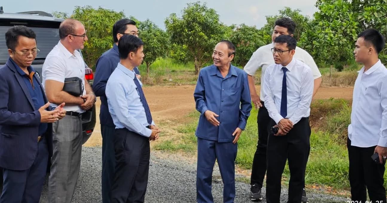 ឯកឧត្តម វ៉ា ថន អភិបាលខេត្តក្រចេះ បានអញ្ជើញបន្តជូនក្រុមអ្នកវិនិយោគបរទេសចុះទៅសិក្សា និងមើលទីកន្លែងដែលមានសក្តានុពលនានាក្នុងខេត្ត
