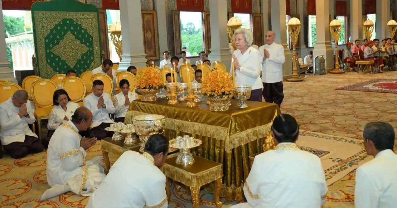 ព្រះករុណាព្រះមហាក្សត្រ និងសម្ដេចព្រះមហាក្សត្រី ស្ដេចយាងជាព្រះរាជាធិបតីក្នុងព្រះរាជពិធីចាក់ទឹកដូងថ្វាយព្រះបិតរ