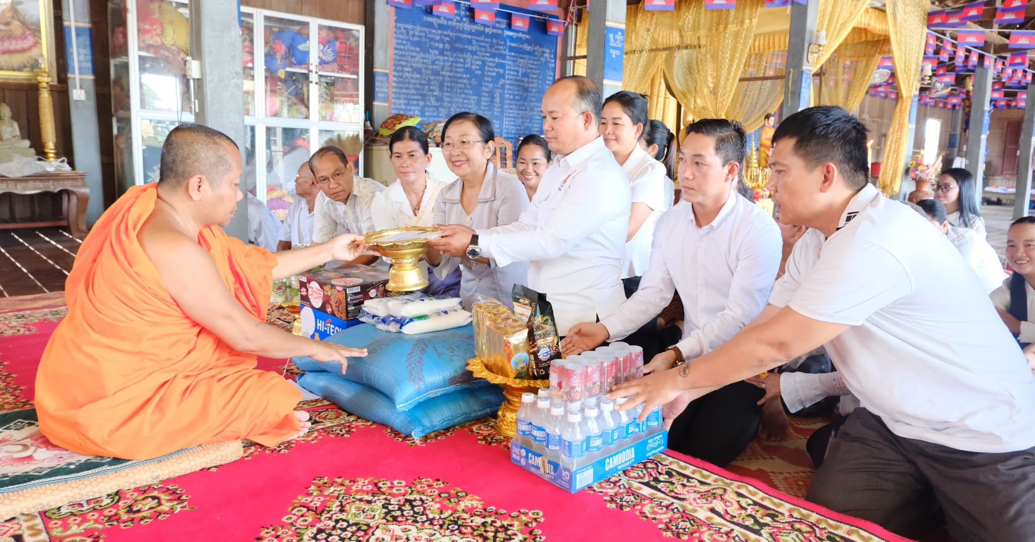 ប្រធានក្រុមការងាររាជរដ្ឋាភិបាល ចុះមូលដ្ឋានឃុំគោលាប់ បានប្រគេនទានវស្សា និងទេយ្យទាន រួមទាំងបច្ច័យ ដល់ព្រះសង្ឃគង់ចាំព្រះវស្សា ចំនួន២វត្ត ក្នុងឃុំគោលាប់