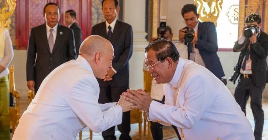 ព្រះករុណា ព្រះមហាក្សត្រ ៖ សម្តេចតេជោកំពុងដឹកនាំព្រឹទ្ធសភាសម្រេចស្នាដៃ និងសមិទ្ធផលធំៗ