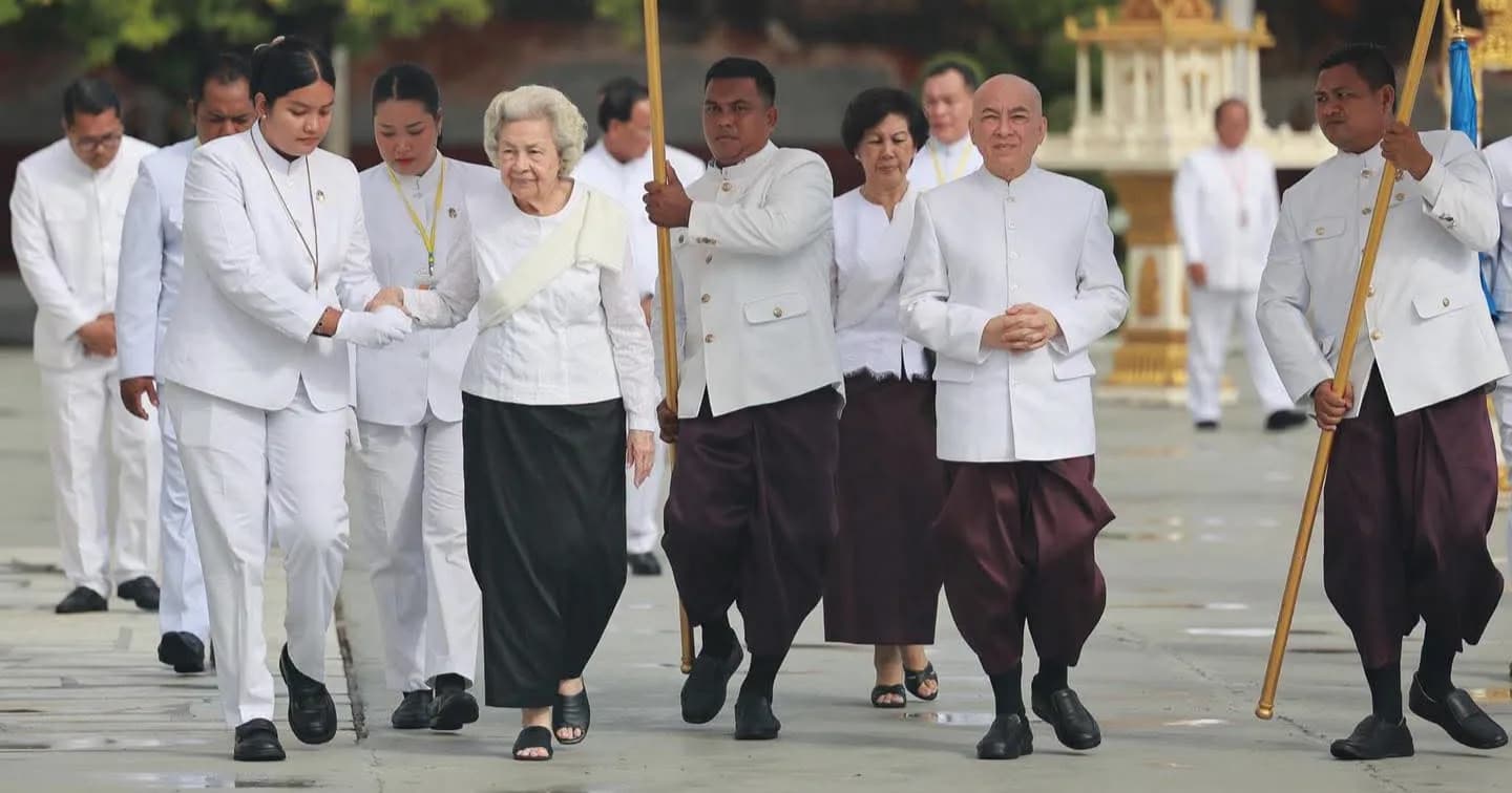 ព្រះករុណាជាអម្ចាស់ជីវិតលើត្បូង ជាទីគោរពសក្ការៈដ៏ខ្ពង់ខ្ពស់ជាទីបំផុត និង សម្តេចព្រះមហាក្សត្រី ព្រះវររាជមាតាជាតិខ្មែរ ជាទីគោរពសក្ការៈដ៏ខ្ពង់ខ្ពស់ជាទីបំផុត ក្នុងព្រះរាជពិធីបុណ្យគម្រប់ខួប ១៤ព្រះវស្សា ថ្វាយព្រះរាជកុសលព្រះវិញ្ញាណក្ខន្ធ ព្រះករុណាព្រះបាទសម្តេចព្រះ នរោត្តម សីហនុ “ព្រះបរមរតនកោដ្ឋ”