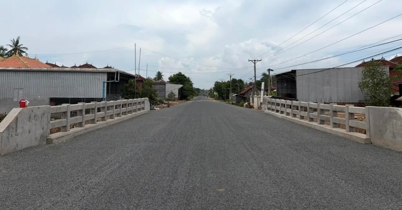 ការស្ថាបនាស្ពានបេតុងប្រវែង ១៨ម៉ែត្រ ទទឹង ១០,៩ម៉ែត្រ លើកំណាត់ផ្លូវខេត្តលេខ ៣៧១ (ឆ្លូង-ក្រូចឆ្មារ) ស្ថិតនៅក្នុងឃុំខ្សាច់អណ្តែត ស្រុកឆ្លូង ខេត្តក្រចេះ សម្រេចបានក្នុងរង្វង់ ៩៥%