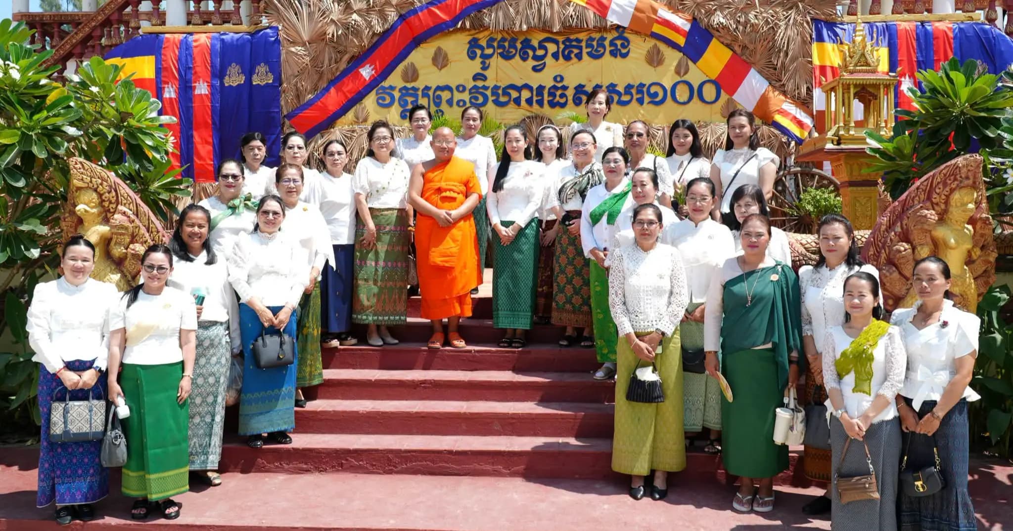 លោកជំទាវ ទុយ សិរីរតនៈ នេត្រភក្ត្រា អញ្ជើញរាប់បាត្រវេនកាន់បិណ្ឌទី៥ នៅវត្តព្រះវិហារធំសសរ១០០ ស្រុកសំបូរ ខេត្តក្រចេះ