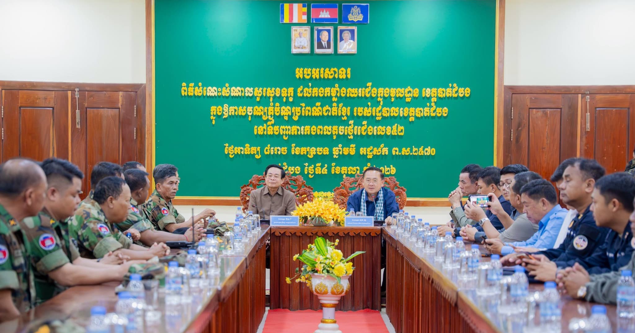 ឯកឧត្តម អ៊ុយ រី និងឯកឧត្តម សុខ លូ ដឹកនាំប្រតិភូរដ្ឋបាលខេត្តបាត់ដំបងចុះសួរសុខទុក្ខ និងនាំយកអំណោយឧបត្ថម្ភដល់កងកម្លាំងជួរមុខក្នុងឱកាសបុណ្យភ្ជុំបិណ្ឌ