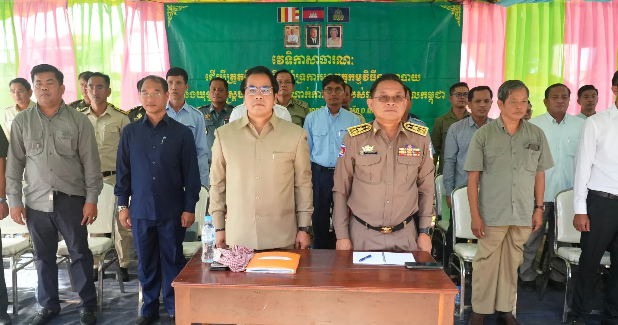 ឯកឧត្តមបណ្ឌិត សុខ ចាន់ភក្ដី និងឯកឧត្តម ទុយ ប៊ុនសេរីរ័ត្នមុនី អញ្ជើញជាអធិបតីក្នុងវេទិកាសាធារណៈដើម្បីត្រួតពិនិត្យ និងគាំទ្រការអនុវត្តកម្មវិធីនយោបាយ និងយុទ្ធសាស្ត្របញ្ចកោណដំណាក់កាលទី១ របស់រាជរដ្ឋាភិបាលកម្ពុជា នៅភូមិអន្ទង់វៀន ឃុំកន្ទួត ស្រុកចិត្របុរី ខេត្តក្រចេះ