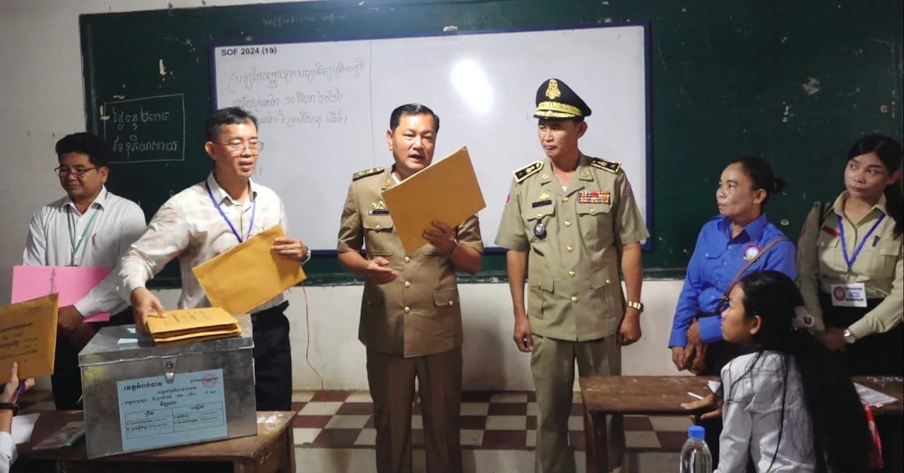 លោក លី សុវណ្ណ អភិបាលក្រុង អញ្ជើញ បេីកប្រអប់វិញ្ញាសារ ប្រលងទុតិយភូមិ (បាក់ឌុប)ឆ្នាំសិក្សា ២០២៥-២០២៦ នៅមណ្ឌលវិទ្យាល័យព្រះសីហនុ(ខាងជើង)