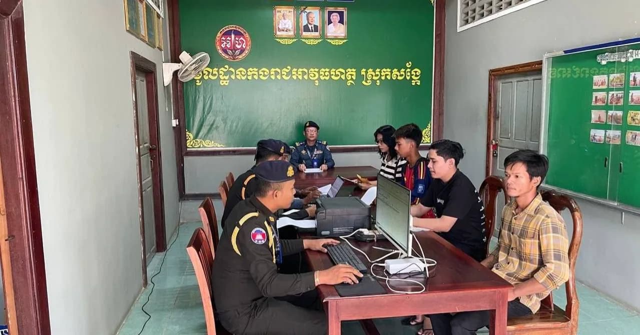 យុវជននៅខេត្តបាត់ដំបងផុសផុលមកទទួលពាក្យសុំស្ម័គ្រចិត្តចូលបំពេញកាតព្វកិច្ចយោធា