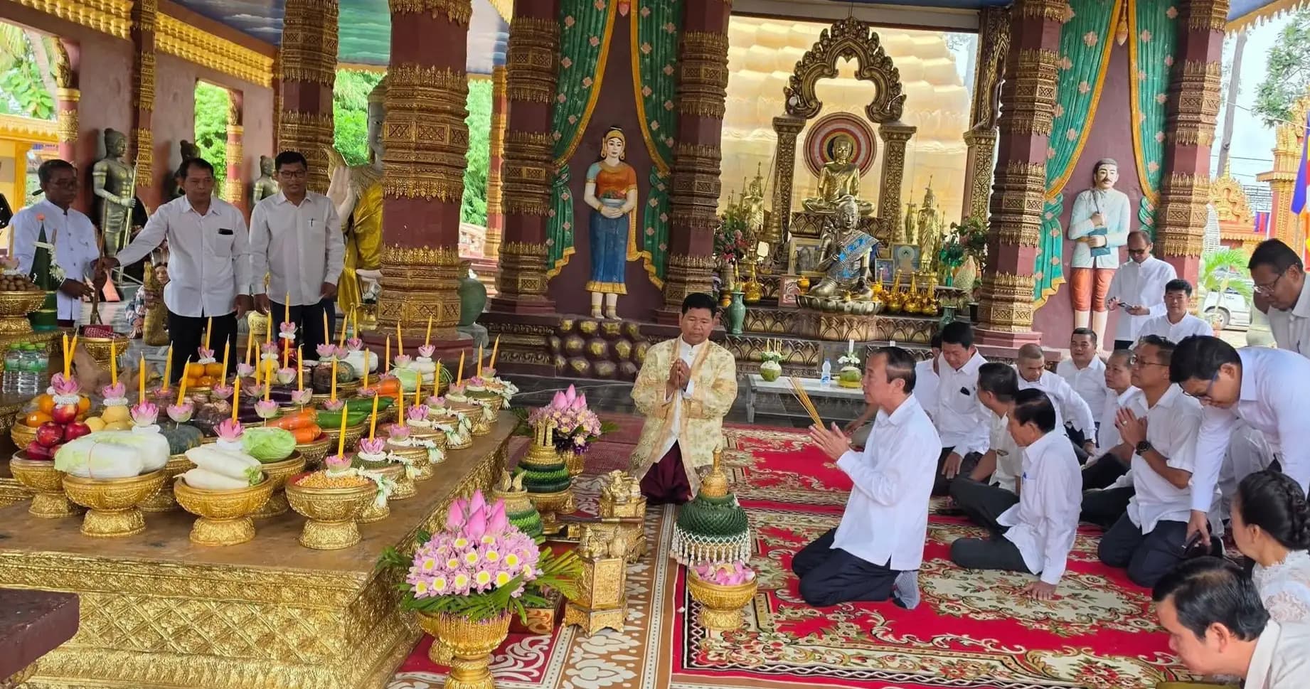 ពិធីបួងសួងសុំសេចក្តីសុខ ក្នុងពិធីសំណេះសំណាលជាមួយក្រុមប្រឹក្សាខេត្ត ក្រុង ស្រុក ឃុំ សង្កាត់ និងថ្នាក់ដឹកនាំមន្ទីរអង្គភាពនានាជុំវិញខេត្តក្រចេះ