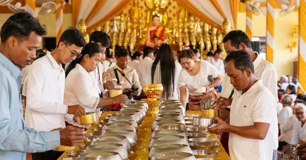 បងប្អូនពុទ្ធបរិស័ទ្ធនាំគ្នា យកចង្ហាន់ និងទេយ្យទាន ទៅប្រគេនព្រះសង្ឃគង់នៅវត្តវិហារសួគ៌ នាថ្ងៃភ្ជុំបិណ្ឌ