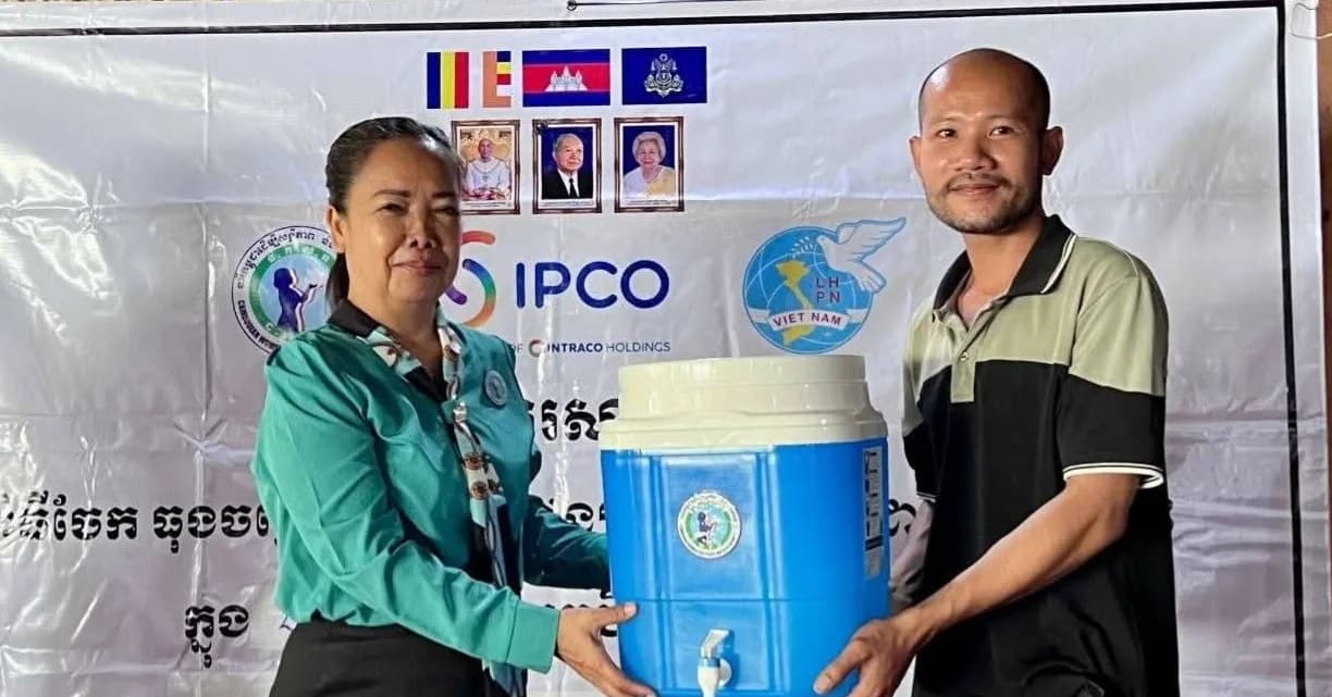 សាខាសមាគមនារីកម្ពុជា ដើម្បីសន្តិភាពនិងអភិវឌ្ឍខេត្តក្រចេះ ចែកជូននូវធុងចម្រោះទឹកស្អាត ជូនដល់បងប្អូនប្រជាពលរដ្ឋ ក្នុងឃុំថ្មី ស្រុកចិត្របុរី ខេត្តក្រចេះ