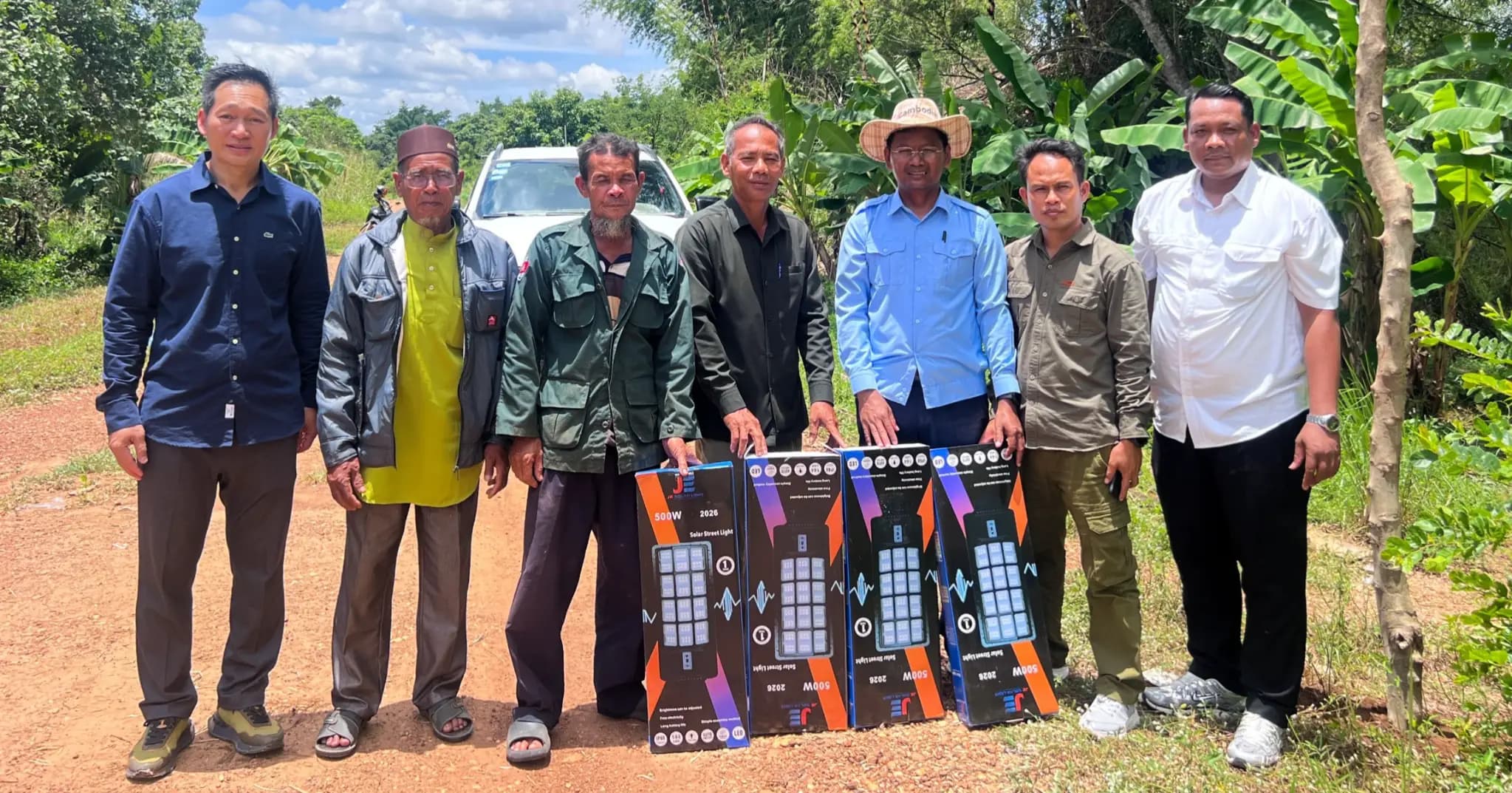 ឯកឧត្ដម រៀល ពន្លក ប្រធានក្រុមការងារគណបក្សចុះមូលដ្ឋានឃុំដំរីផុង នាំយកអំពូលសូឡា ប្រគល់ជូនភូមិបល្ល័ង្ក ឃុំដំរីផុង ស្រុកឆ្លូង ខេត្តក្រចេះ